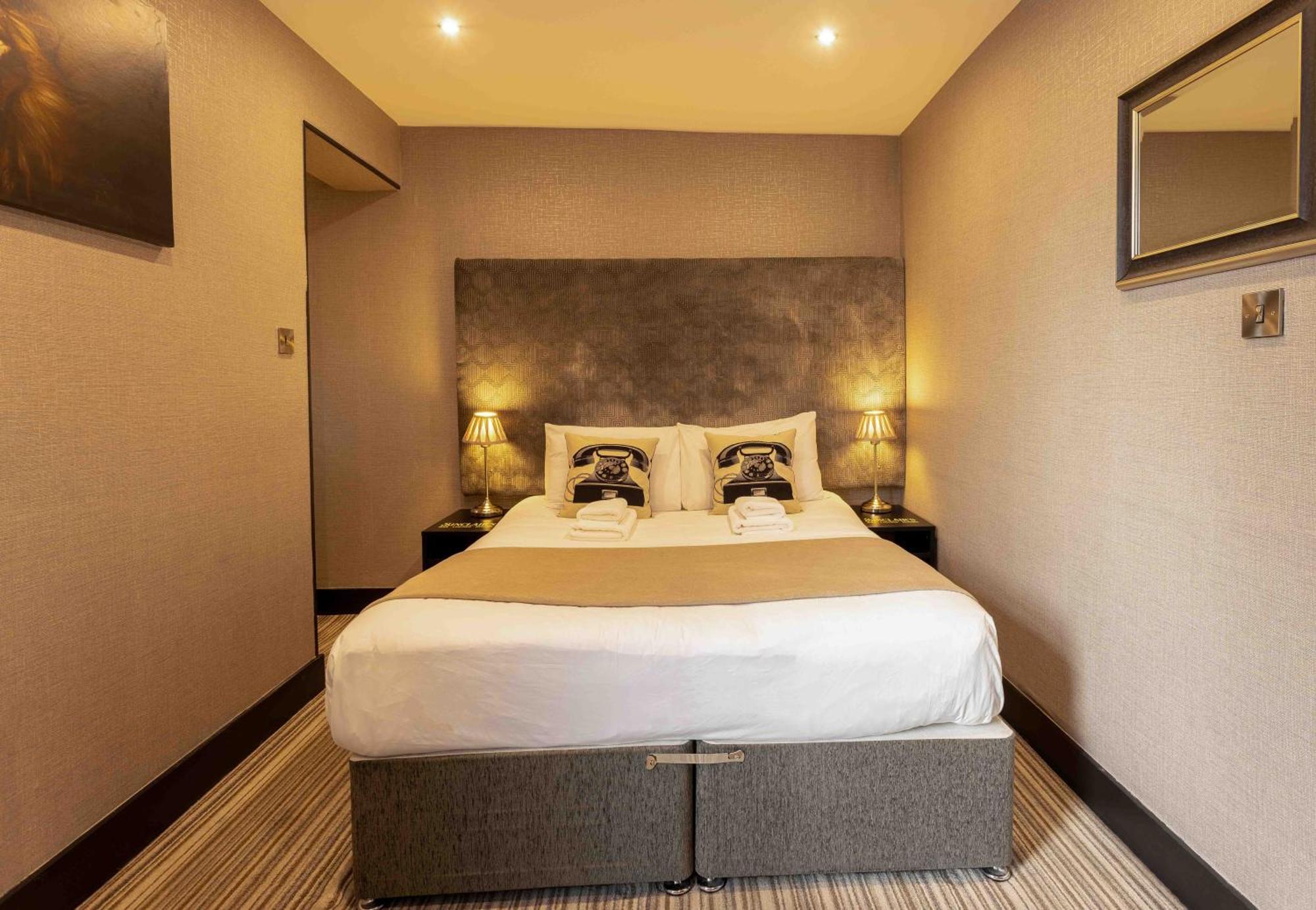 พิคกี บลายเดอร์ อะคอมโมเดชัน แอนด์ บาร์ Hotel เซาท์พอร์ต ภายนอก รูปภาพ