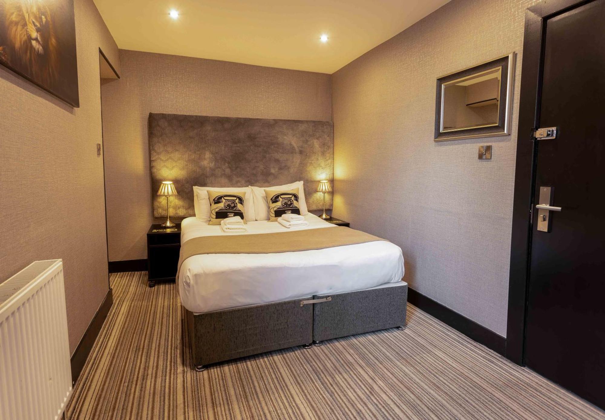 พิคกี บลายเดอร์ อะคอมโมเดชัน แอนด์ บาร์ Hotel เซาท์พอร์ต ภายนอก รูปภาพ